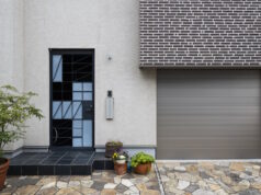 https://www.freepik.com/free-photo/japanese-house-entrance-with-windows_23675656.htm#query=garage%20doors&position=21&from_view=search&track=ais