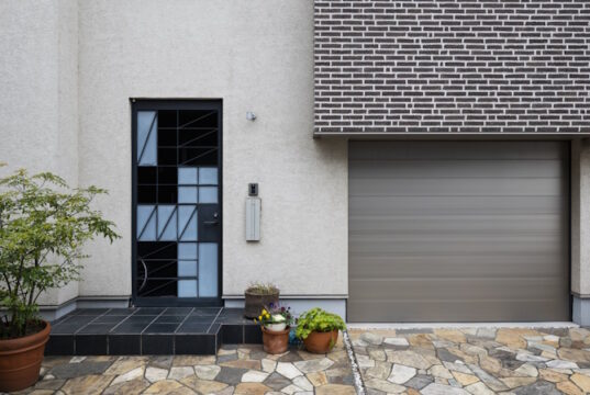 https://www.freepik.com/free-photo/japanese-house-entrance-with-windows_23675656.htm#query=garage%20doors&position=21&from_view=search&track=ais