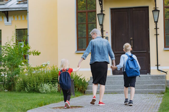 https://www.freepik.com/premium-photo/mother-accompanies-children-school-holding-hands_45319702.htm#query=school%20kids%20go%20home&position=14&from_view=search&track=ais