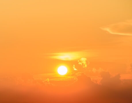 https://www.freepik.com/premium-photo/brilliant-golden-sunrise-clouds_8031262.htm#query=hot%20weather&position=27&from_view=search&track=ais