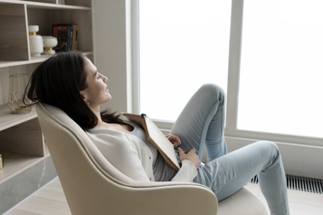 full-shot-woman-sleeping-chair https://www.freepik.com/free-photo/full-shot-woman-sleeping-chair_26393821.htm#page=2&query=person%20resting&position=42&from_view=search&track=ais