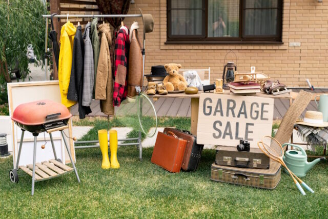 https://www.freepik.com/premium-photo/nobody-garage-sale_12364325.htm#query=yard%20sale&position=38&from_view=search&track=ais