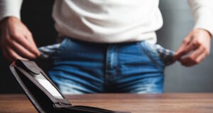 https://www.freepik.com/premium-photo/male-showing-his-empty-pockets_31377595.htm#page=2&query=no%20money&position=19&from_view=search&track=ais