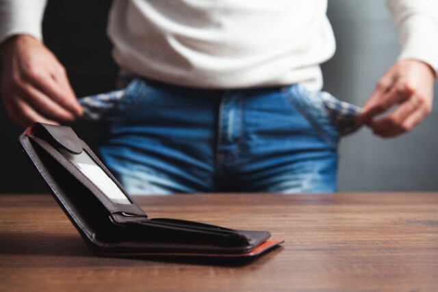 https://www.freepik.com/premium-photo/male-showing-his-empty-pockets_31377595.htm#page=2&query=no%20money&position=19&from_view=search&track=ais