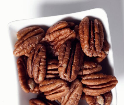 https://www.freepik.com/free-photo/pecans-white-bowl_9185210.htm#query=pecans&position=2&from_view=search&track=sph