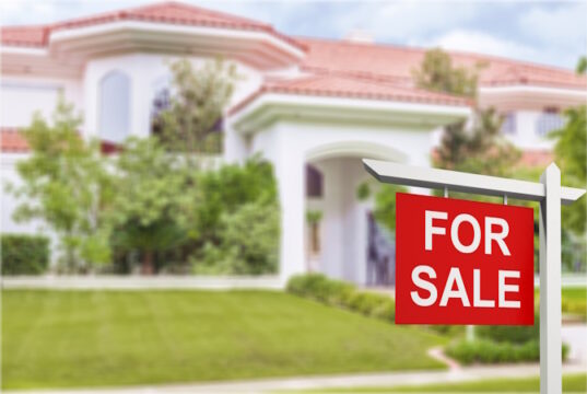 https://www.freepik.com/premium-photo/real-estate-sign-front-new-house-sale_17620721.htm#page=3&query=home%20sale&position=15&from_view=search&track=ais