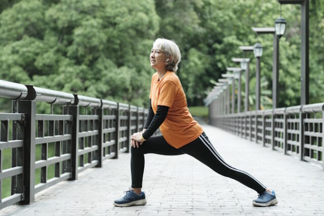 Athletic Senior woman stretching leg in park. https://www.vecteezy.com/photo/24771333-athletic-senior-woman-stretching-leg-in-park