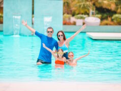 https://www.vecteezy.com/photo/17704909-happy-family-of-four-in-outdoors-swimming-pool