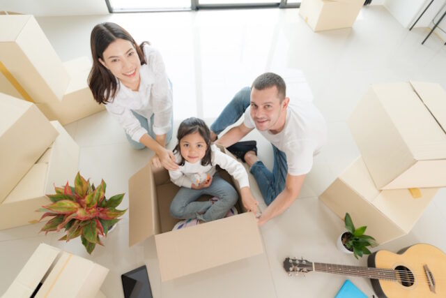 Happy family with girl moving into a new home. https://www.vecteezy.com/photo/21808948-happy-family-with-girl-moving-into-a-new-home