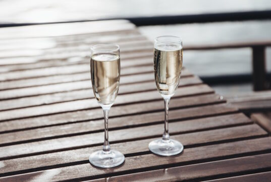 https://www.vecteezy.com/photo/11565452-two-glasses-of-champagne-on-table