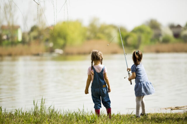 https://www.vecteezy.com/photo/907173-two-little-girls-at-fishing