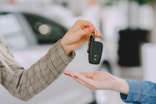 https://www.freepik.com/free-photo/ladies-car-salon-woman-buying-car-elegant-woman-blue-dress-manager-give-keys-client_11757692.htm#query=new%20car&position=49&from_view=search&track=ais