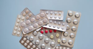 https://www.vecteezy.com/photo/24789624-a-bunch-of-pill-packs-on-a-blue-background-medication-medical-workers-day-medical-care