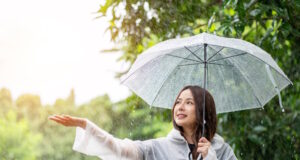 https://www.vecteezy.com/photo/27679945-woman-holding-an-umbrella-while-it-rains