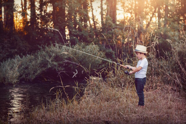 Young boy fishing https://www.vecteezy.com/photo/6149215-young-boy-fishing