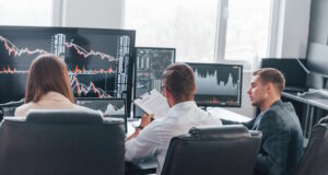 https://www.freepik.com/premium-photo/holds-document-hands-team-stockbrokers-works-modern-office-with-many-display-screens_28269389.htm#query=stock%20brokers&position=17&from_view=search&track=ais