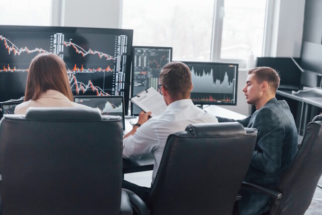 https://www.freepik.com/premium-photo/holds-document-hands-team-stockbrokers-works-modern-office-with-many-display-screens_28269389.htm#query=stock%20brokers&position=17&from_view=search&track=ais