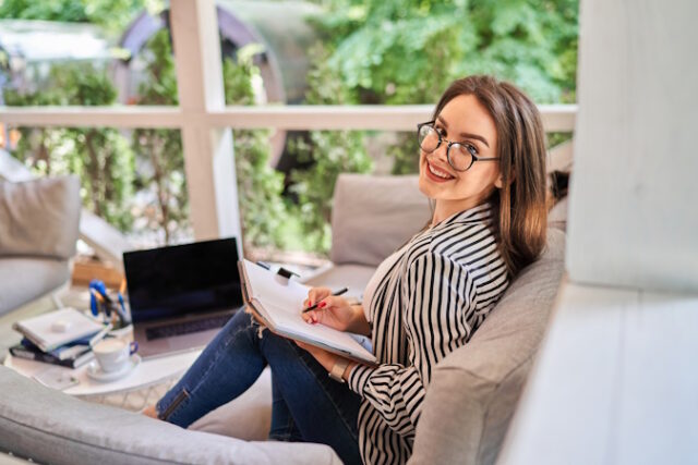 https://www.freepik.com/free-photo/portrait-happy-smiling-freelancer-woman-home-with-notebook-sofa_19222562.htm#query=smiling%20female%20investor%20at%20home&position=2&from_view=search&track=ais
