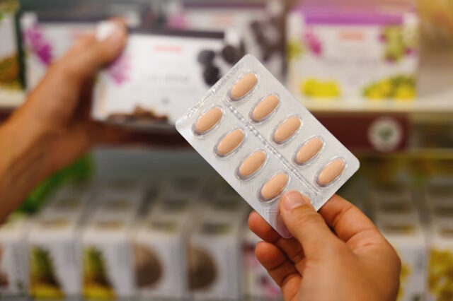 https://www.vecteezy.com/photo/26389329-pharmacist-woman-shows-pills-in-blisters-at-the-pharmacies