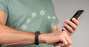 https://www.freepik.com/premium-photo/using-fitbit-fitness-bracelet-mobile-phone-hands-with-sport-smartwatch-holding-smartphone-sync_35588560.htm#query=smartwatch&position=30&from_view=search&track=sph
