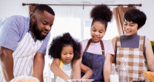 https://www.vecteezy.com/photo/21735314-happy-african-american-family-enjoy-together-while-prepare-the-flour-for-making-cookies-at-home