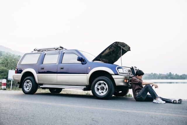 https://www.vecteezy.com/photo/10167745-man-try-to-fix-a-car-engine-problem-on-a-local-road-chiang-mai-thailand-people-with-car-problem-transportation-concept