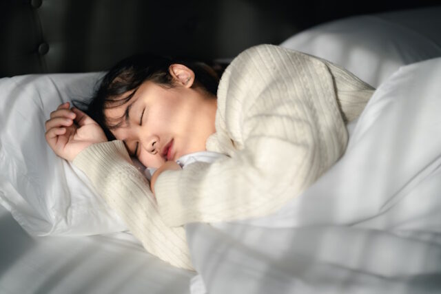 https://www.vecteezy.com/photo/14325217-young-woman-sleeping-on-white-bed