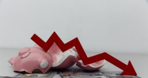 https://www.freepik.com/premium-photo/broken-piggy-bank-red-arrow-with-dollar-banknotes-investment-bankruptcy-concept_13773235.htm#query=financial%20crisis&position=27&from_view=search&track=ais&uuid=1f3ba389-bf46-4868-8b0e-5ea259241f94