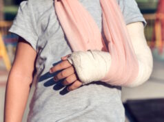 https://www.vecteezy.com/photo/23300727-child-with-broken-hand
