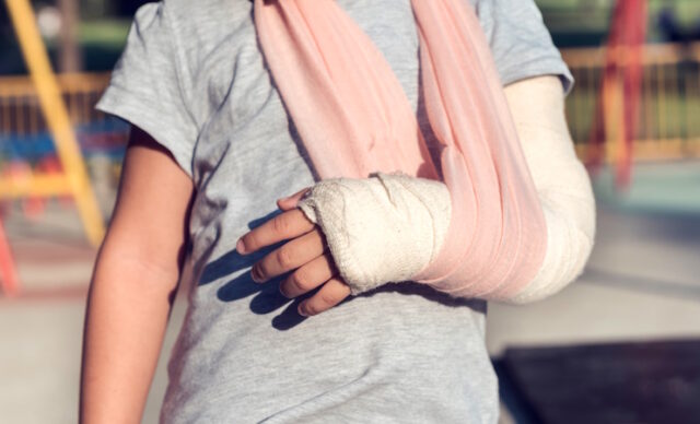 https://www.vecteezy.com/photo/23300727-child-with-broken-hand