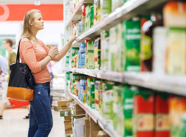 Young woman shopping for juice in supermarket https://www.vecteezy.com/photo/2022386-young-woman-shopping-for-juice