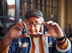 https://www.vecteezy.com/photo/15242158-stylish-senior-in-fashionable-clothes-and-in-glasses-sits-in-the-cafe-and-holds-phone-against-his-face