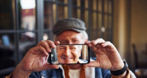 https://www.vecteezy.com/photo/15242158-stylish-senior-in-fashionable-clothes-and-in-glasses-sits-in-the-cafe-and-holds-phone-against-his-face
