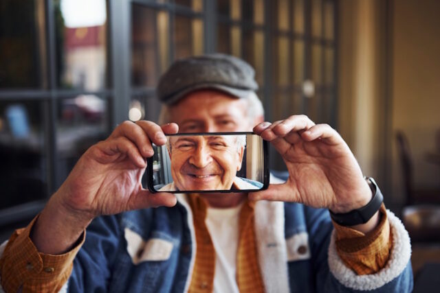 https://www.vecteezy.com/photo/15242158-stylish-senior-in-fashionable-clothes-and-in-glasses-sits-in-the-cafe-and-holds-phone-against-his-face