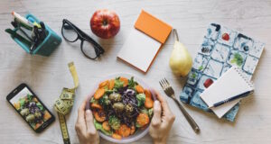https://www.freepik.com/free-photo/crop-hands-holding-bowl-with-salad-office_2092097.htm#fromView=search&page=1&position=20&uuid=822db4aa-2aa2-40d3-b3ec-dd3a6d71f9c3