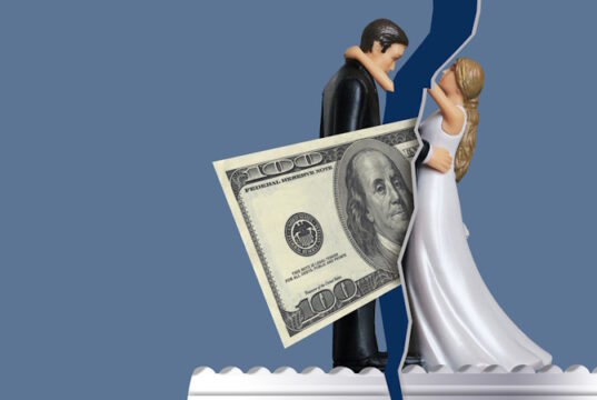 Divorce cake Photo 133377623 © Robert Goebel | Dreamstime.com