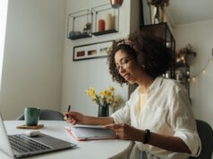 https://www.freepik.com/free-photo/side-view-smile-black-woman-look-notebook_26897690.htm#query=freelancer&from_query=freelamcer&position=9&from_view=search&track=sph&uuid=40b38a1e-756b-4c38-a60b-c396429f0420