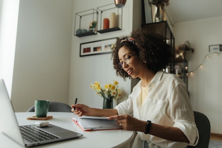 https://www.freepik.com/free-photo/side-view-smile-black-woman-look-notebook_26897690.htm#query=freelancer&from_query=freelamcer&position=9&from_view=search&track=sph&uuid=40b38a1e-756b-4c38-a60b-c396429f0420