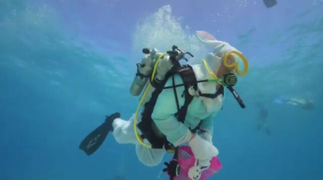Underwater egg hunt