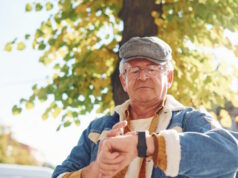 https://www.vecteezy.com/photo/15242204-stylish-senior-in-fashionable-clothes-and-in-glasses-stands-in-the-city-and-cheks-time-on-his-watch