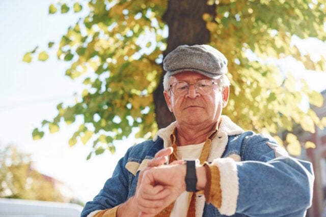 https://www.vecteezy.com/photo/15242204-stylish-senior-in-fashionable-clothes-and-in-glasses-stands-in-the-city-and-cheks-time-on-his-watch