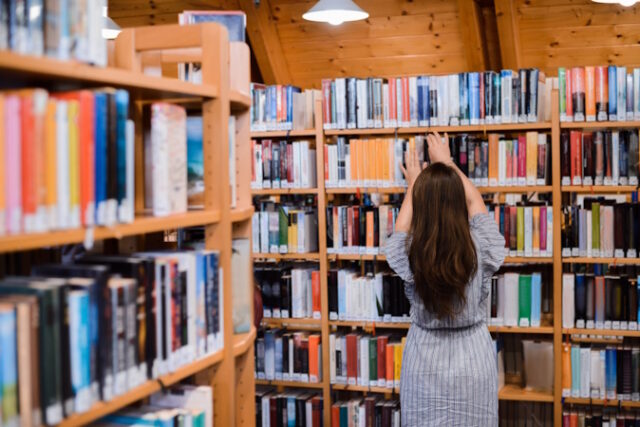https://www.freepik.com/premium-photo/back-view-girl-with-long-beautiful-hear-standing-near-bookshelves_7360328.htm#from_view=detail_alsolike