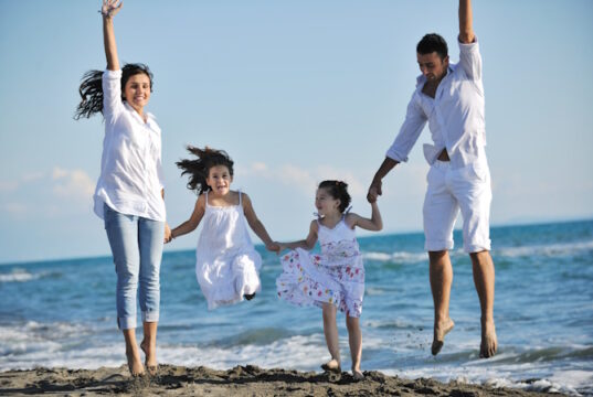 https://www.vecteezy.com/photo/12649439-happy-young-family-have-fun-on-beach