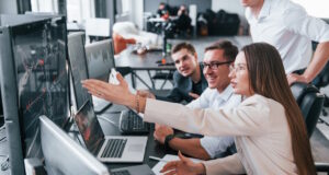 https://www.vecteezy.com/photo/15358642-analysing-information-team-of-stockbrokers-works-in-modern-office-with-many-display-screens