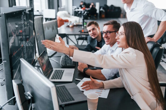 https://www.vecteezy.com/photo/15358642-analysing-information-team-of-stockbrokers-works-in-modern-office-with-many-display-screens
