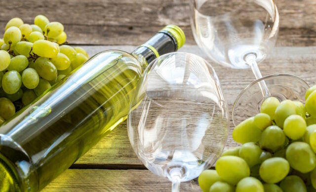Bottle of white wine with bunch of grape https://www.vecteezy.com/photo/5733204-bottle-of-white-wine-with-bunch-of-grape