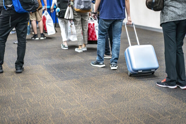 https://www.vecteezy.com/photo/8568798-passenger-pull-the-belonging-in-the-airport
