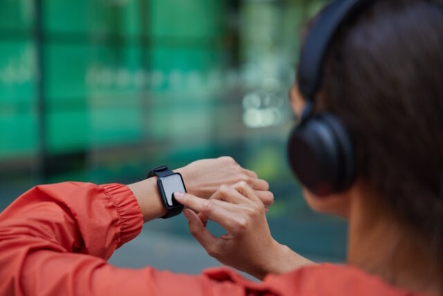 https://www.freepik.com/free-photo/woman-checks-results-fitness-training-smartwatch-listens-music-via-headphones-dressed-anorak-poses-blurred_19046120.htm#fromView=search&page=1&position=24&uuid=3e648ee1-b579-44a1-b8ca-29272c5ca08d