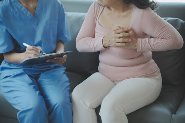 Doctor use stethoscope, checking up heart beat, lunch of auscult https://www.vecteezy.com/photo/23164306-doctor-use-stethoscope-checking-up-heart-beat-lunch-of-auscultation-in-doctor-office-at-hospital-patient-worker-has-to-get-medical-checkup-every-year-for-her-health-or-medical-checkup-cardiologist