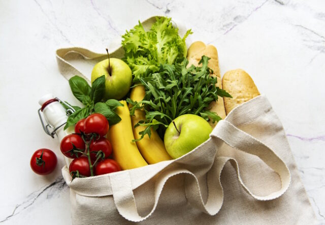 Zero waste food shopping. eco natural bag with fruits and vegeta https://www.vecteezy.com/photo/2150567-eco-natural-bag-with-fruits-and-vegetables-eco-friendly-flat-lay